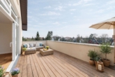 Terrasse - In bester Dahlemer Villenlage: 5-Zimmer-DG-Maisonette mit Südwest-Terrasse und Aufzug