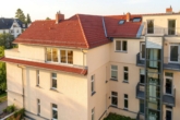 Wohnhaus - Seitenansicht - In bester Dahlemer Villenlage: 5-Zimmer-DG-Maisonette mit Südwest-Terrasse und Aufzug