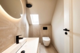 Gäste-WC - Luxuriös & kernsaniert: Dachgeschosswohnung mit großer Terrasse an der Villenkolonie Lichterfelde