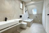 Badezimmer - Luxuriös & kernsaniert: Dachgeschosswohnung mit großer Terrasse an der Villenkolonie Lichterfelde