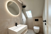 Gäste-WC - Luxuriös & kernsaniert: Dachgeschosswohnung mit großer Terrasse an der Villenkolonie Lichterfelde