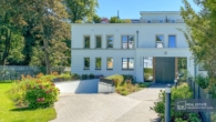 Ansicht Haus - Tiefgarageneinfahrt - Exklusive (250m²) Penthouse-Maisonette mit (100m²) Rooftop Terrasse in einmaliger Lage