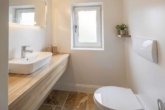 Einrichtungsbeispiel Bad - Familienfreundliche Doppelhaushälfte mit Garten und Entwicklungspotenzial in Berlin-Heiligensee