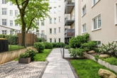 Innenhof - Urbanes Wohnen mit Gartenidylle – Stilvolle 2-Zimmer-Wohnung mit privatem Garten