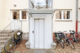 Aufzug Innenhof - barrierefrei - Licht, Raum und Privatsphäre: hochwertige Dachgeschoss-Maisonettewohnung im Herzen Charlottenburgs